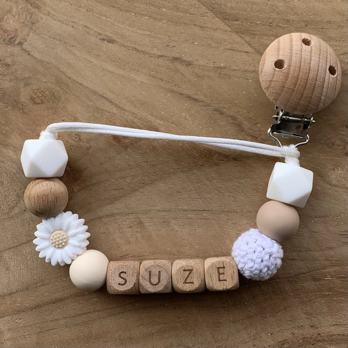 Speenkoord Met Naam | Gepersonaliseerd | Bloem - Hout | Kraamcadeau | Baby | Speenclip | Speenketting | Bebbes 1 Speenkoord Met Naam | Gepersonaliseerd | Bloem - Hout | Kraamcadeau | Baby | Speenclip | Speenketting | Bebbes