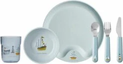 Mepal Mio – Kinderservies Set 6-delig – Bestaat Uit Een Bord, Schaaltje, Glas En Bestek – Sailors Bay - Licht In Gewicht – Kan Tegen Een Stootje 7 Mepal Mio – Kinderservies Set 6-delig – Bestaat Uit Een Bord, Schaaltje, Glas En Bestek – Sailors Bay - Licht In Gewicht – Kan Tegen Een Stootje -Jollein Baby Verkoopwinkel 1200x623 1