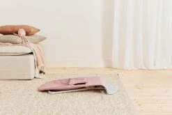 BabyBjörn Wipstoel Bliss Lichtgrijs Frame - Cotton Kroonblad Quilt - Oudroze - Ergonomisch - Verstelbaar - Inklapbaar -Jollein Baby Verkoopwinkel 1200x800 87