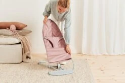 BabyBjörn Wipstoel Bliss Lichtgrijs Frame - Cotton Kroonblad Quilt - Oudroze - Ergonomisch - Verstelbaar - Inklapbaar -Jollein Baby Verkoopwinkel 1200x800 88