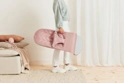 BabyBjörn Wipstoel Bliss Lichtgrijs Frame - Cotton Kroonblad Quilt - Oudroze - Ergonomisch - Verstelbaar - Inklapbaar -Jollein Baby Verkoopwinkel 1200x800 92