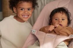 BabyBjörn Wipstoel Bliss Lichtgrijs Frame - Cotton Kroonblad Quilt - Oudroze - Ergonomisch - Verstelbaar - Inklapbaar -Jollein Baby Verkoopwinkel 1200x800 93