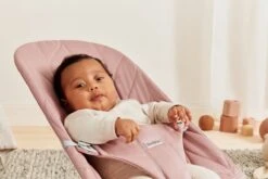 BabyBjörn Wipstoel Bliss Lichtgrijs Frame - Cotton Kroonblad Quilt - Oudroze - Ergonomisch - Verstelbaar - Inklapbaar -Jollein Baby Verkoopwinkel 1200x800 94