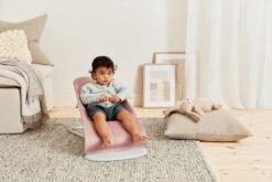 BabyBjörn Wipstoel Bliss Lichtgrijs Frame - Cotton Kroonblad Quilt - Oudroze - Ergonomisch - Verstelbaar - Inklapbaar -Jollein Baby Verkoopwinkel 1200x800 95