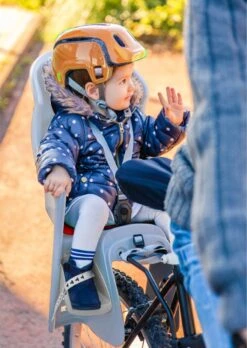 Brioso Fietsstoeltje Achter – Achterzitje Fiets – Kinderzitje Fiets - Zandgrijs/rood -Jollein Baby Verkoopwinkel 851x1200