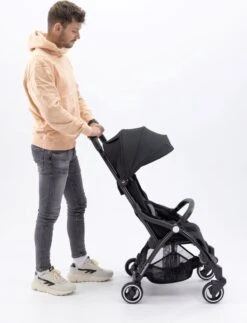 Hamilton By Yoop X1 Plus Buggy – Nieuw, Hoger, Uitgebreider 2023 Model – Premium Stroller Met One Hand Folding Technologie – Grijs – Lichte, Verstelbare En Wendbare Kinderwagen Met Vele Gemakken -Jollein Baby Verkoopwinkel 917x1200 1
